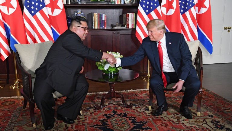 Vertice Kim-Trump a Singapore: “È andato molto bene”. La storica stretta di mano