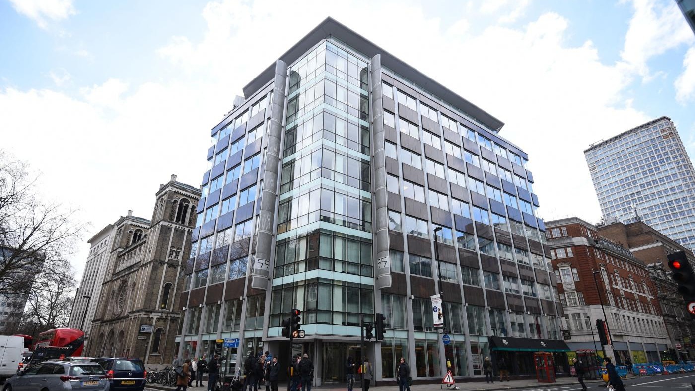 Cambridge Analytica chiude dopo lo scandalo dei dati su Facebook