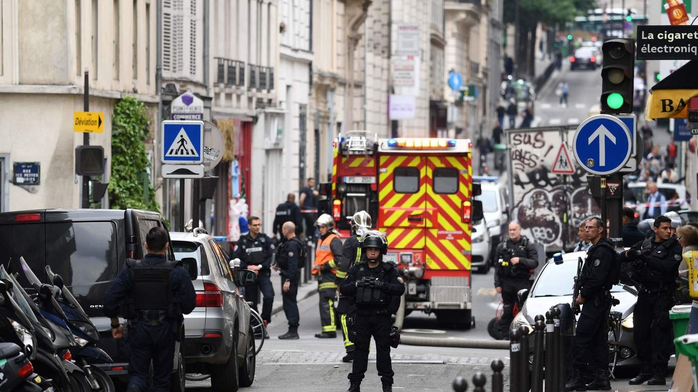 Parigi, arrestato uomo armato che ha preso in ostaggio 3 persone tra cui una donna incinta