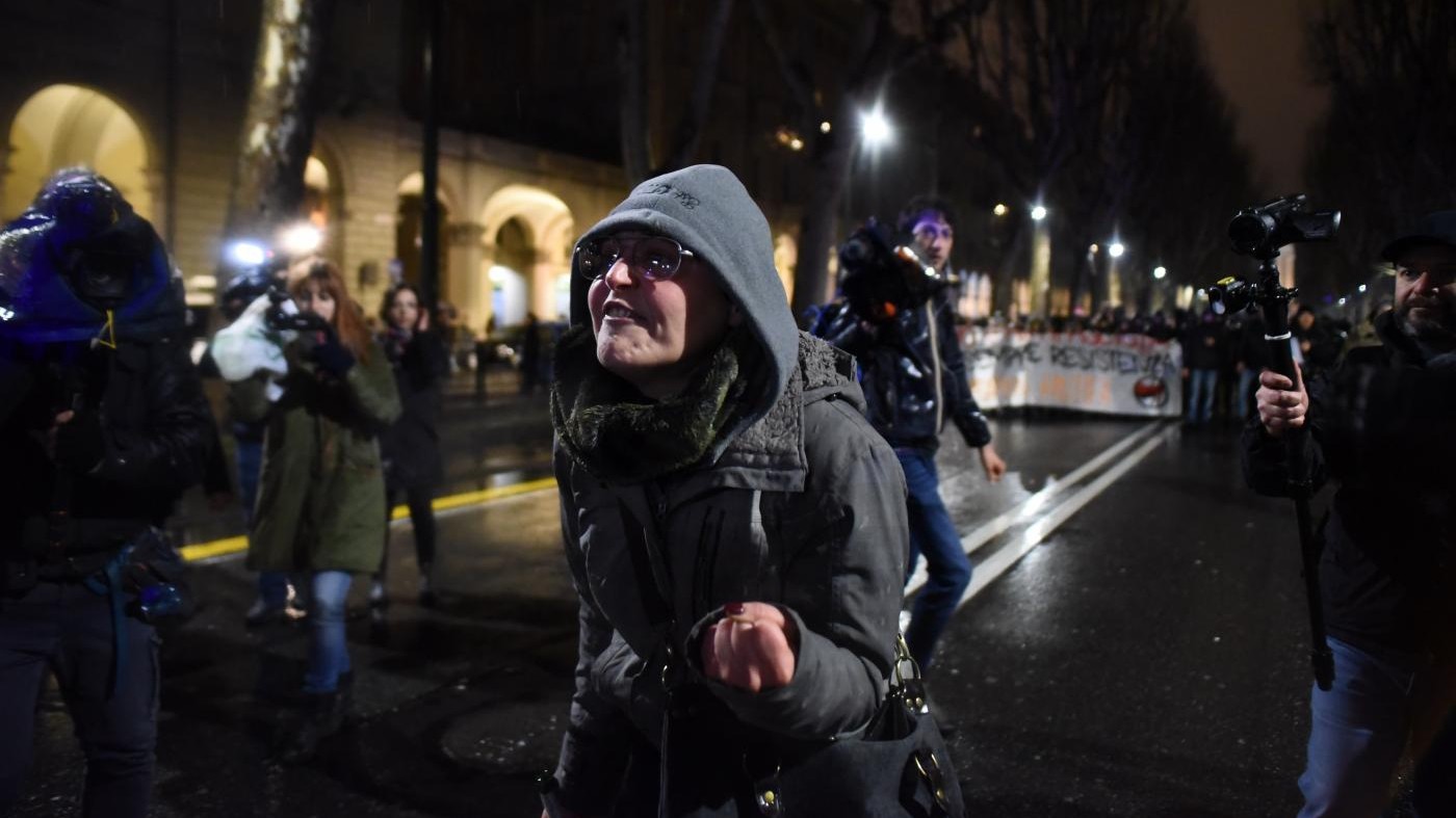 Torino, licenziata la maestra che insultò gli agenti durante un corteo antifascista