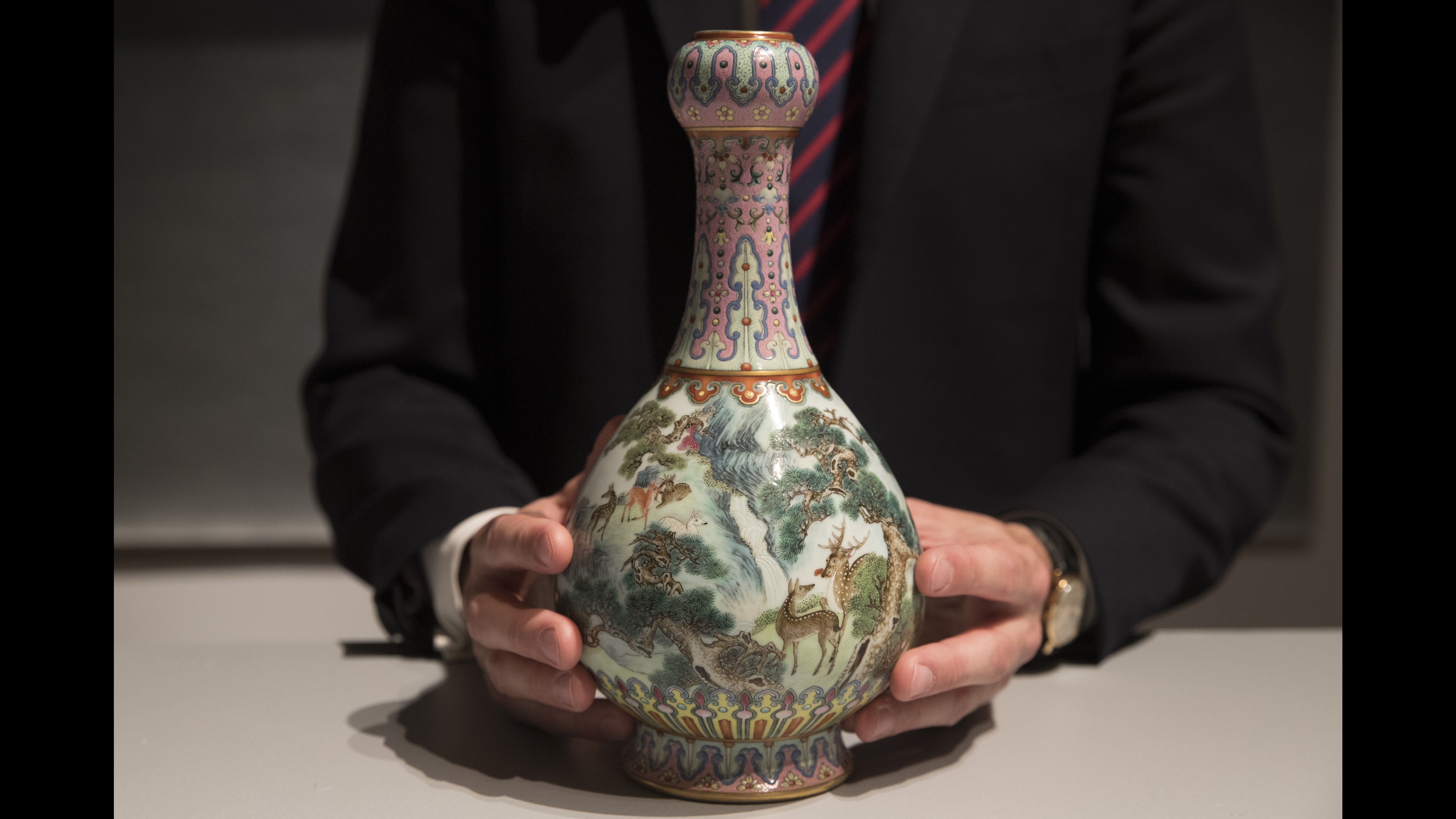 Vaso cinese all’asta per 16,2 milioni, l’opera giaceva in una soffitta