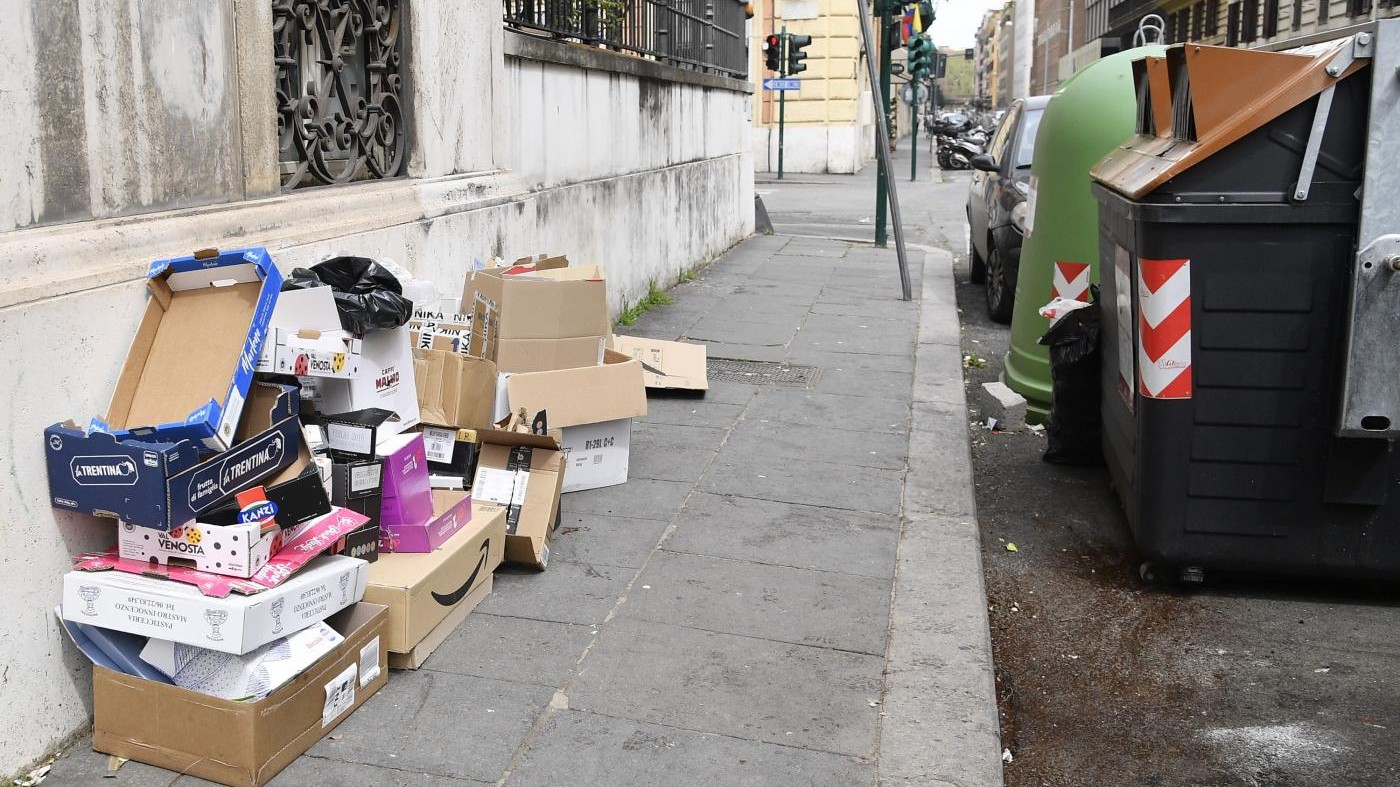 Rifiuti, Italia a due velocità: “Nord in media Ue, costi alti al Sud”