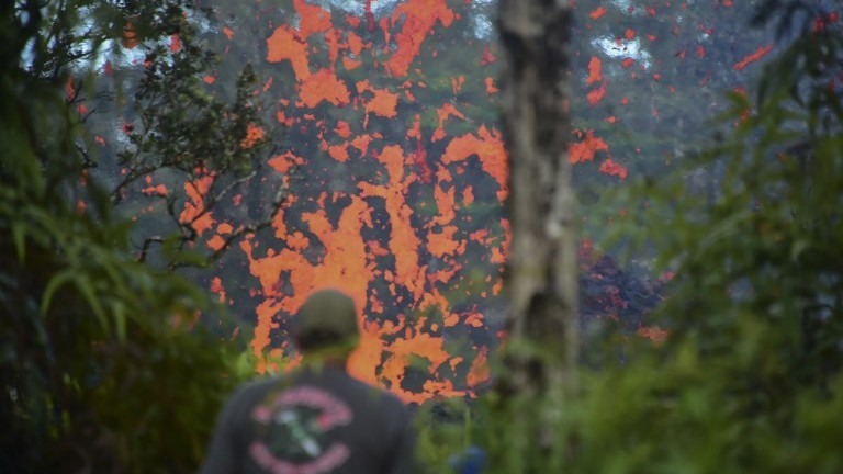 Hawaii, scossa di magnitudo 6.9, erutta Kilauea: centinaia di evacuati