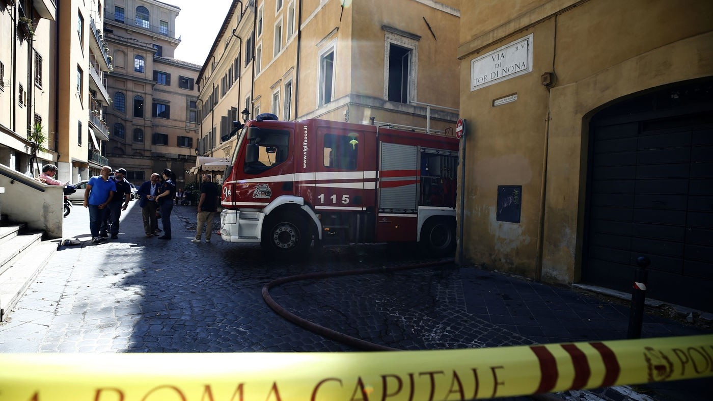 Roma, incendio in un palazzo del centro storico vicino a casa di Fico: due i feriti