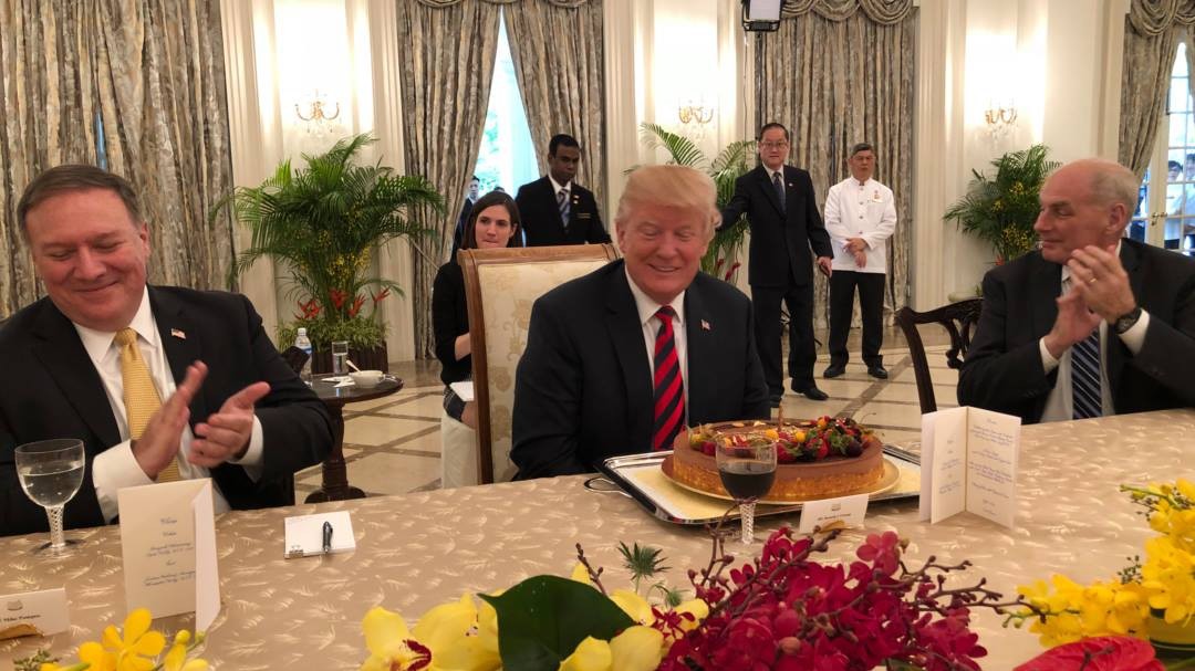 Donald Trump compie 72 anni: ha già spento candelina a Singapore
