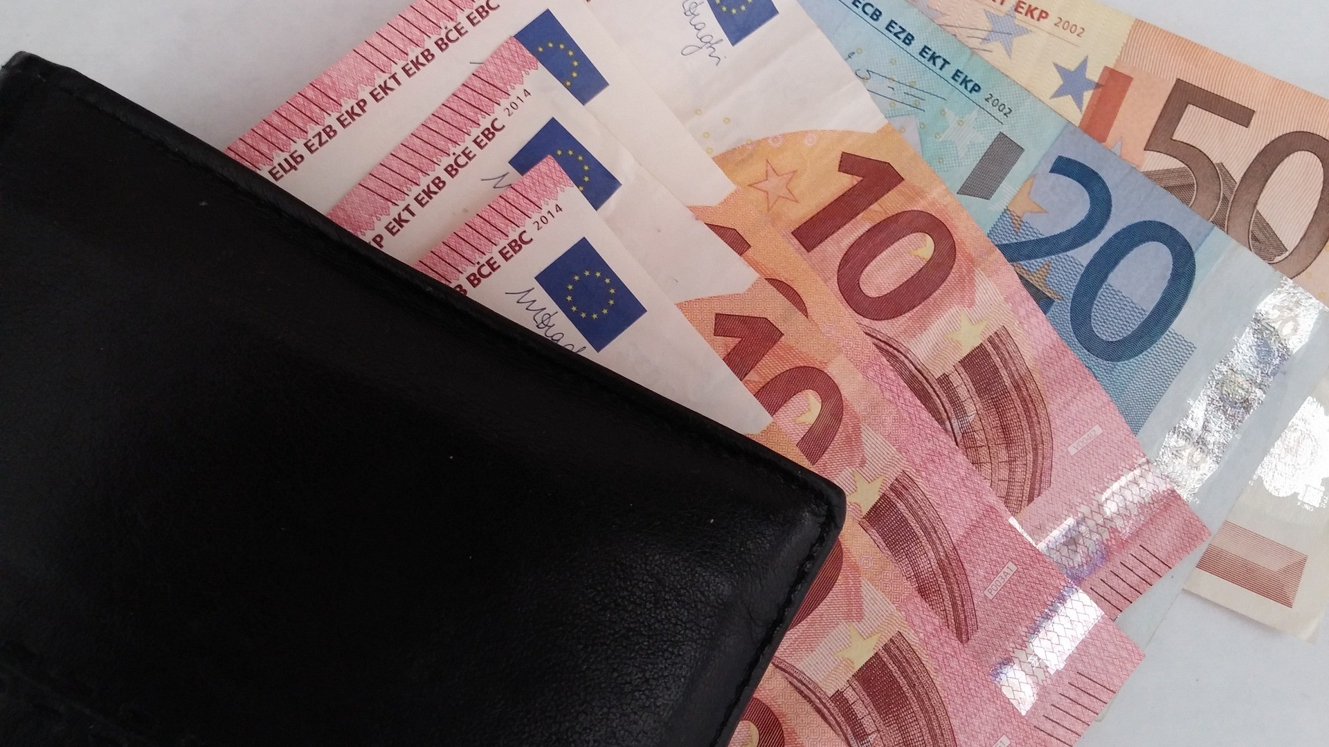 A Milano stipendi doppi rispetto a Vibo: il gap Nord-Sud è di 8mila euro