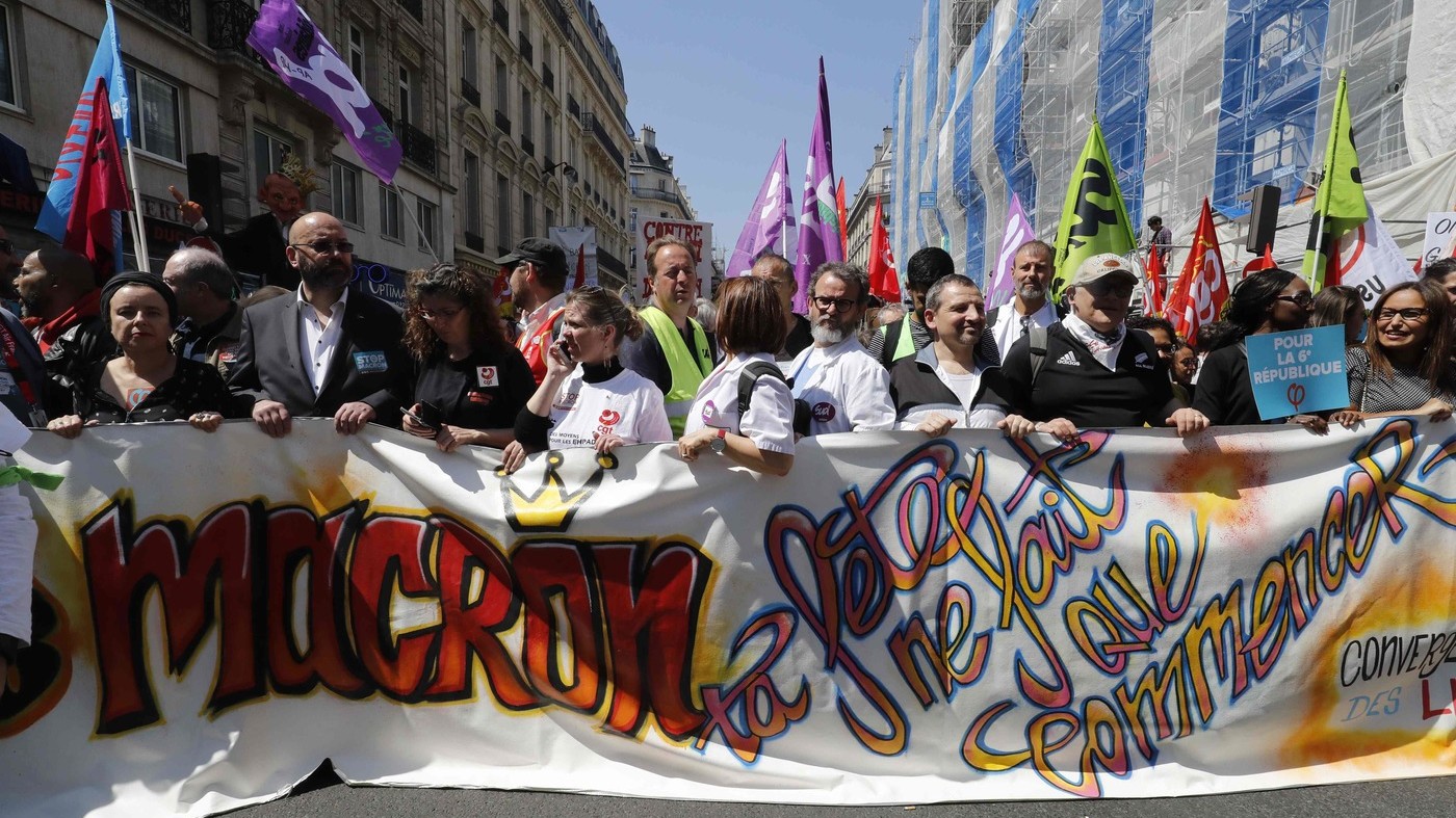 Francia, migliaia sfilano a Parigi per fare ‘la festa a Macron’