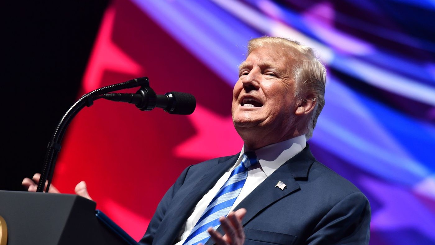 “Meno vittime al Bataclan se ci fossero stati armati”. Ira della Francia contro Trump