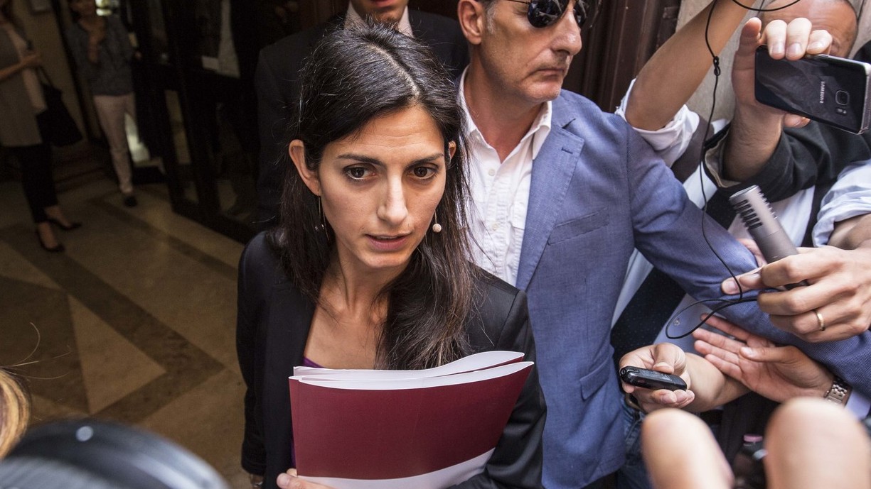 Stadio della Roma, Malagò chiede di essere sentito in procura. Raggi un’ora con i pm
