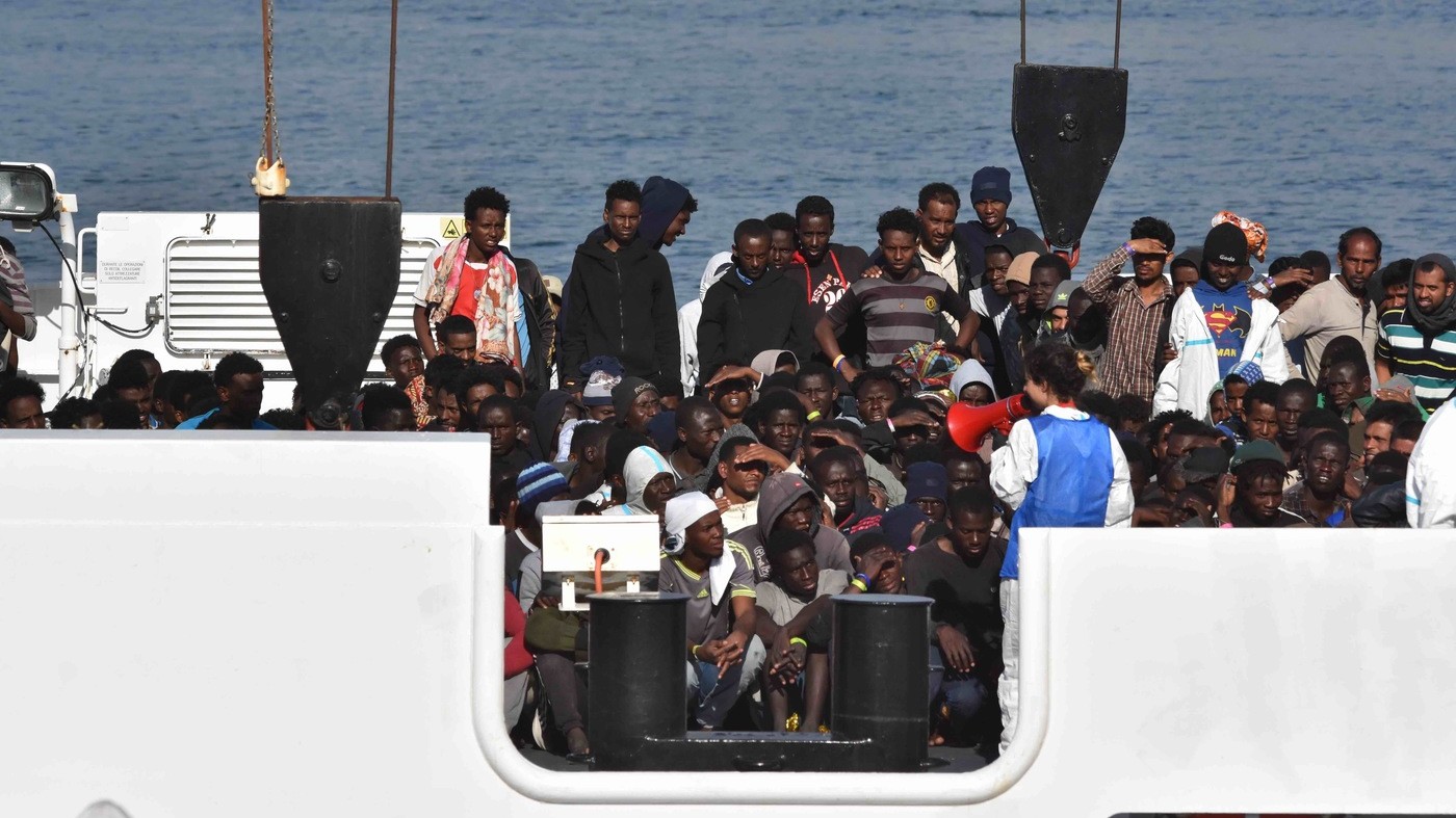 Migranti, è scontro Salvini-Ong Lifeline: “I fascisti ci fanno promozione”. Lui: “Voi mai più in Italia”