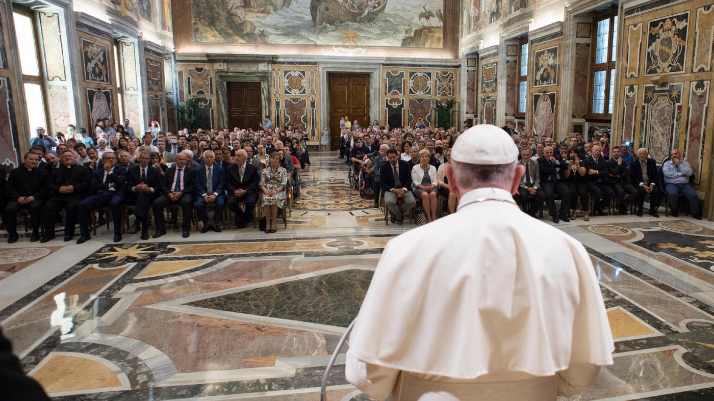 Bergoglio non ‘vede’ l’arcobaleno: “Famiglia è solo uomo-donna”. E sull’aborto selettivo: “Nazismo con i guanti bianchi”