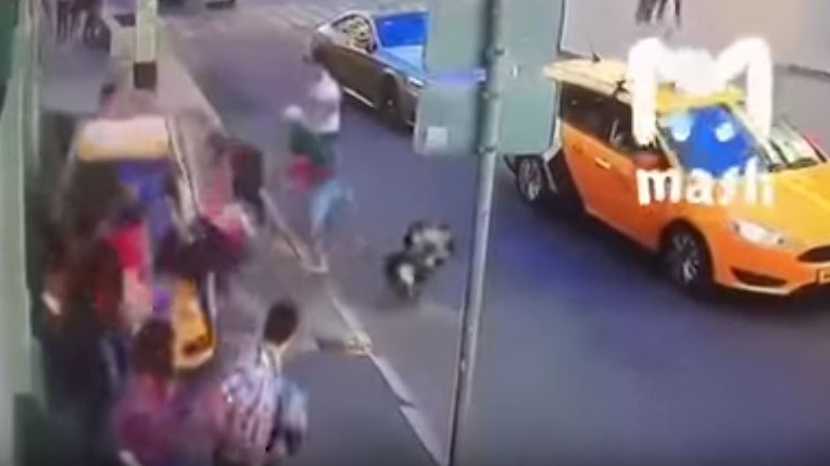 Paura a Mosca, taxi sulla folla: sette feriti nell’incidente | Video