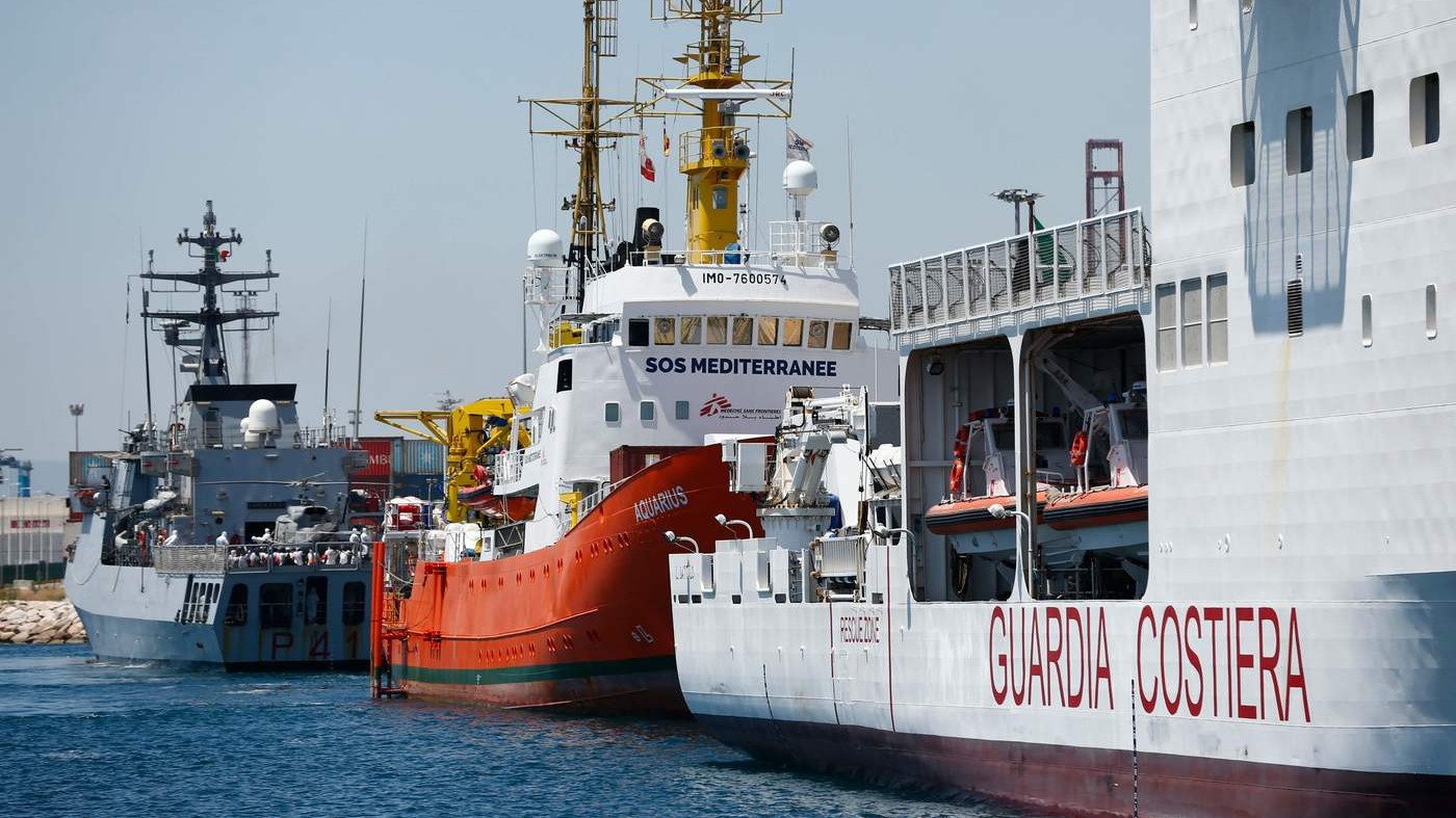 Migranti, la nave Aquarius sbarca a Valencia. Salvini alla Spagna: “Ne accolga altri 66mila”