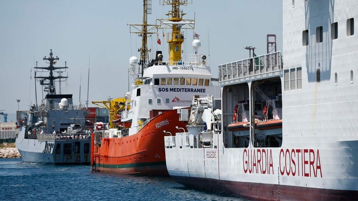 Migranti, la nave Aquarius sbarca a Valencia. Salvini alla Spagna: "Ne accolga altri 66mila"