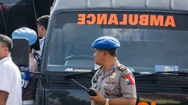 Indonesia, uomo muore schiacciato dalla bara della madre durante il funerale