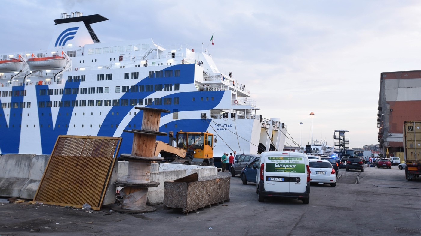 Napoli, incidente a bordo di un traghetto: un morto e un ferito