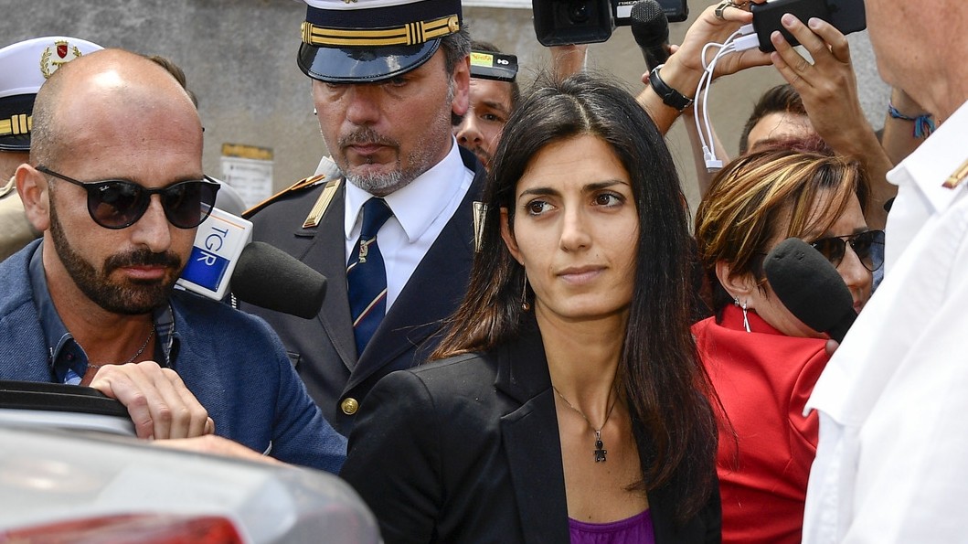Stadio della Roma, Raggi di nuovo in procura. Di Maio: “Lanzalone in Acea? Fu premiato il merito”