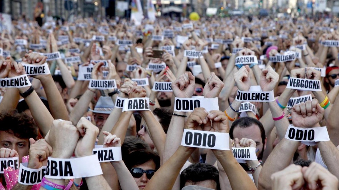 “Stalkerato perché gay”. La storia di Luca Paladini e dell’Italia vittima dei leoni da tastiera