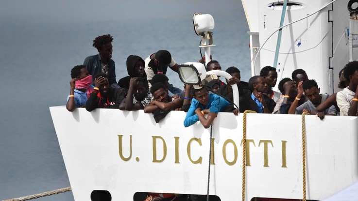 La Diciotti della guardia costiera verso Pozzallo con 523 migranti a bordo. Il sindaco: "Noi avvertiti per ultimi"
