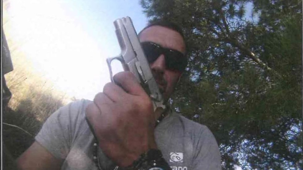 I selfie di Igor il russo con la pistola prima degli omicidi in Spagna