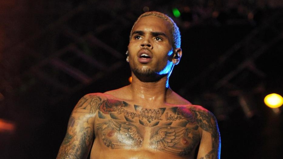 Usa, donna accusa: “Violentata a un party a casa di Chris Brown”