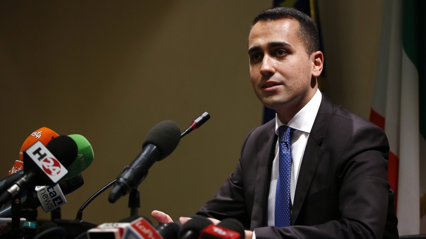 Di Maio: “Censire raccomandati nella Pa”. Opposizione in coro: “Inizi da Lanzalone”
