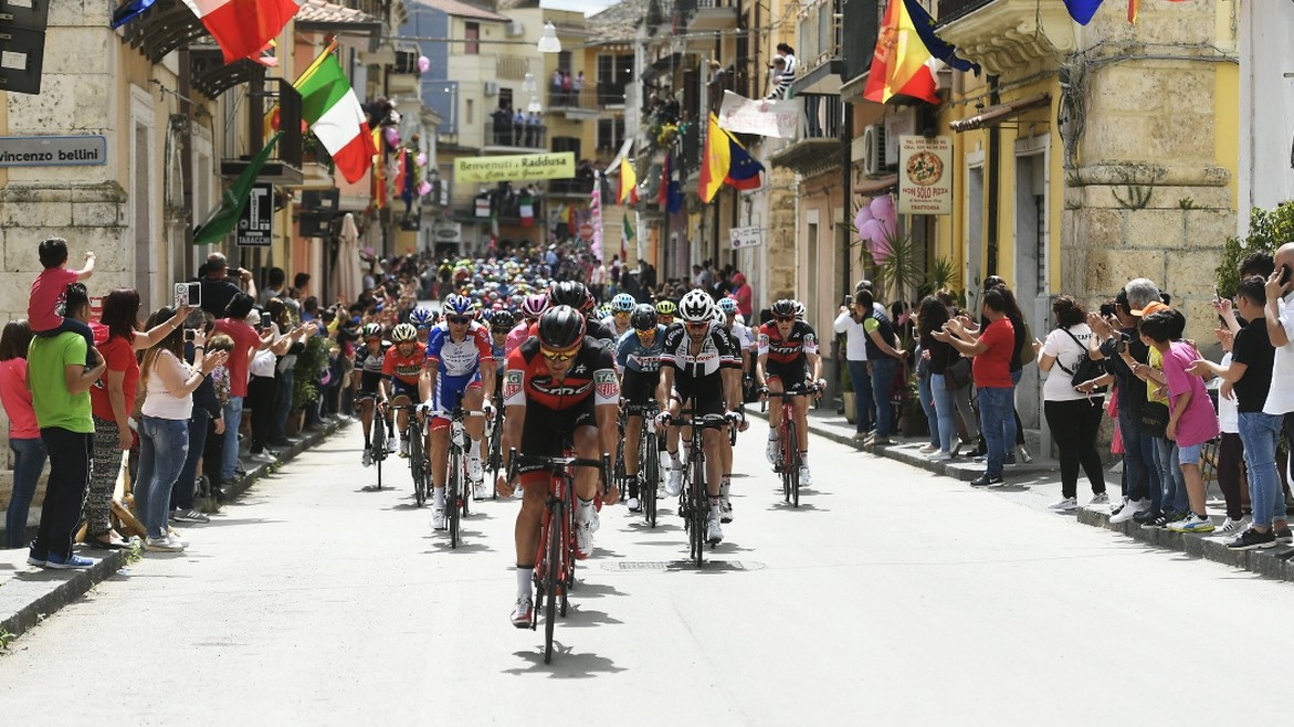 Giro d’Italia, sull’Etna trionfa Chavez. Yates in maglia rosa