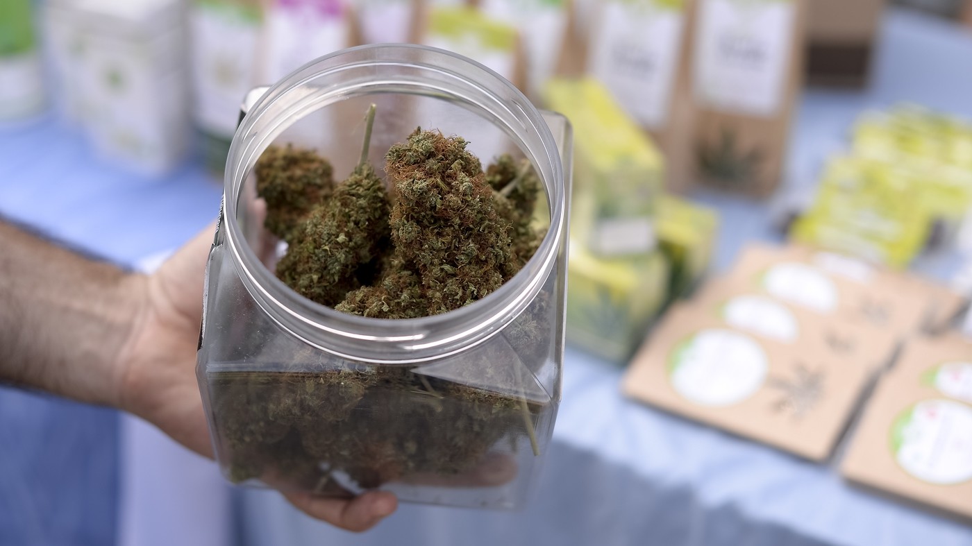 Salute, il Consiglio Superiore di Sanità dice ‘no’ alla vendita della cannabis light