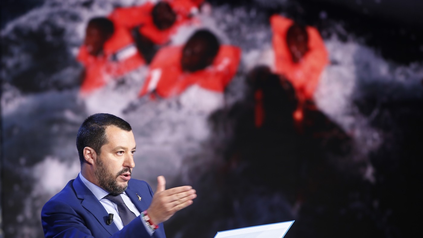 Migranti, scontro Infrastrutture-Interno su Lifeline. “Salvataggio poi sequestro”. “Attracca solo vuota”
