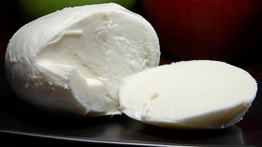 Firenze, trova 2 aghi per cucire dentro alla mozzarella comprata al supermercato