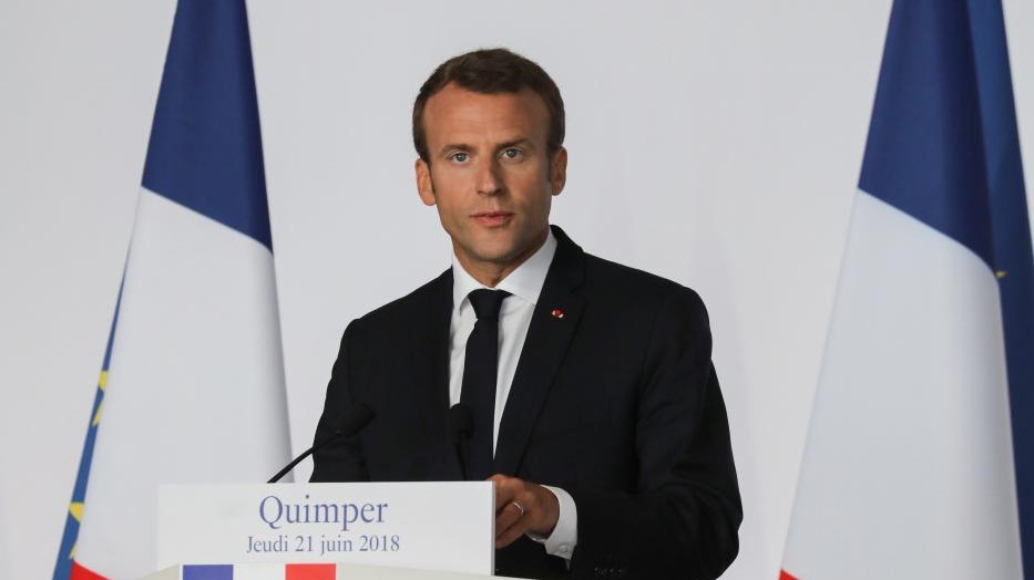 Migranti, Macron: “Populismo lebbra d’Europa”. Di Maio: “Ipocrita”. Bozza Ue accantonata