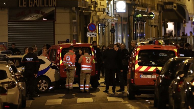 Parigi, accoltella passanti al grido di ‘Allah Akbar’: un morto e quattro feriti. Assalitore ucciso