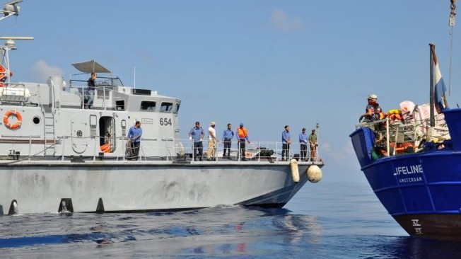 Lifeline, Malta rifiuta di fare attraccare la nave con 239 migranti