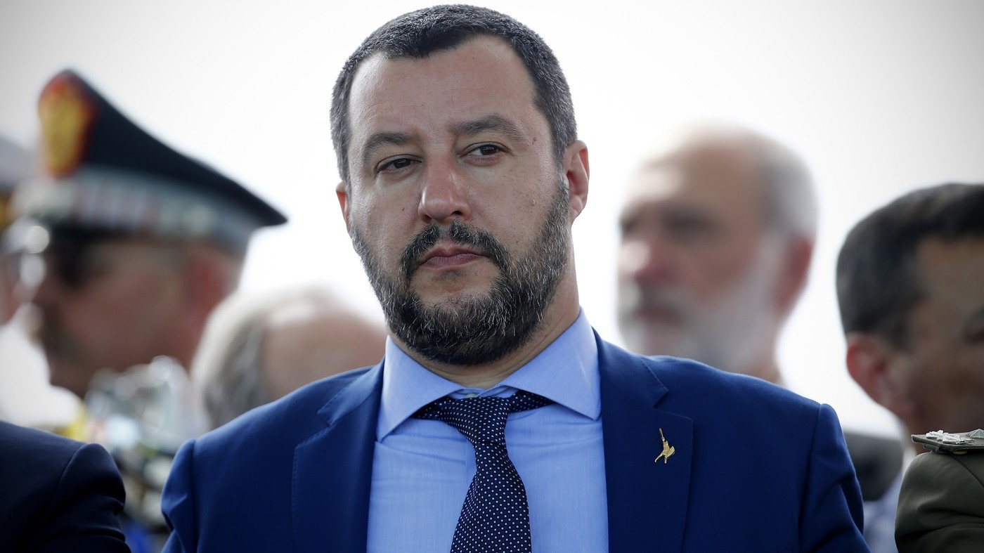 Salvini: “Dieci vaccini inutili e pericolosi”. La ministra Grillo: “Sono fondamentali”. E per la prima volta vince Di Maio: “Tutelare bimbi”