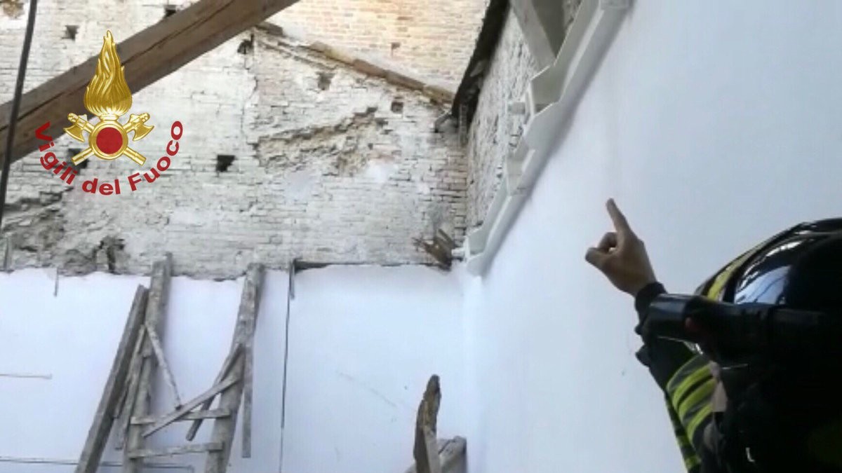 Tragedia sfiorata a Fermo: crolla il tetto di scuola superiore