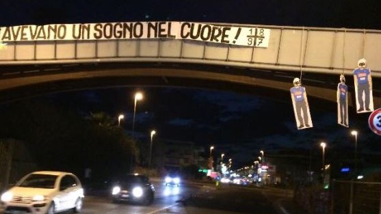 Scherzo macabro a Mondragone: manichini impiccati con scritte anti-Napoli