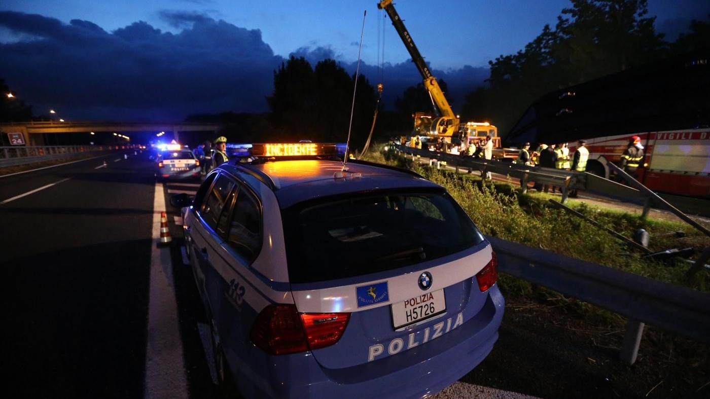 Bus esce di strada sull’A4: 20 feriti. Chiuso tratto Latisana-San Giorgio