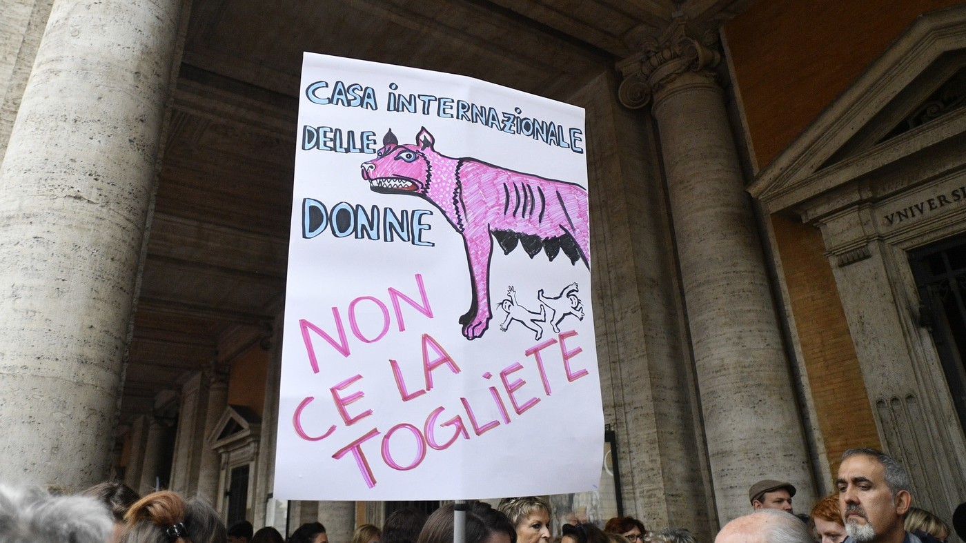 Roma si mobilita per la Casa delle donne. Raggi: “Non la chiuderemo”