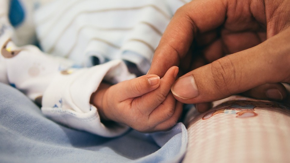 Milano, chiamano la figlia Blu e il caso finisce in tribunale. Ma il giudice convalida il nome