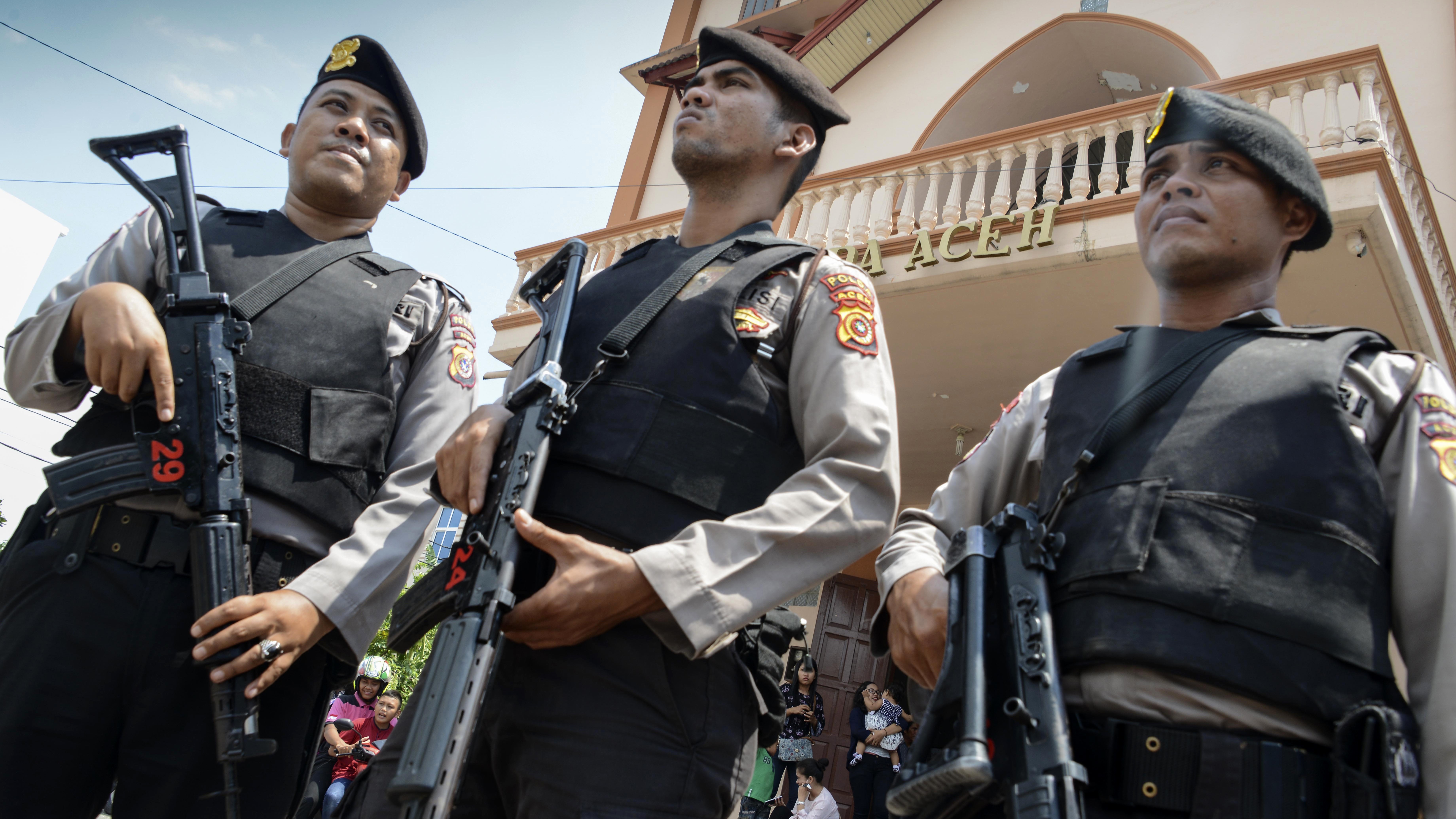 Indonesia, famiglia con bambini si fa esplodere in tre chiese: 11 morti e decine di feriti