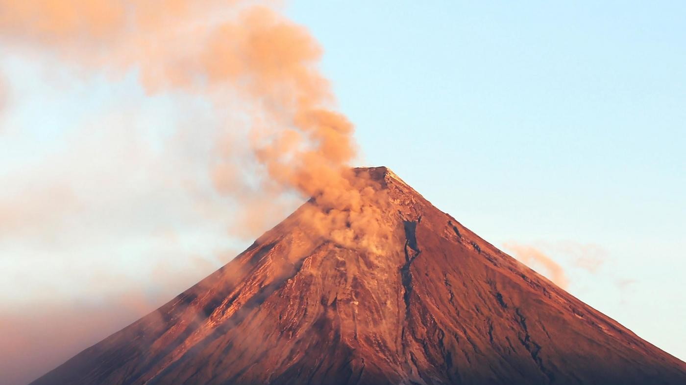 Filippine, fontane di lava dal vulcano Mayon: scuole chiuse