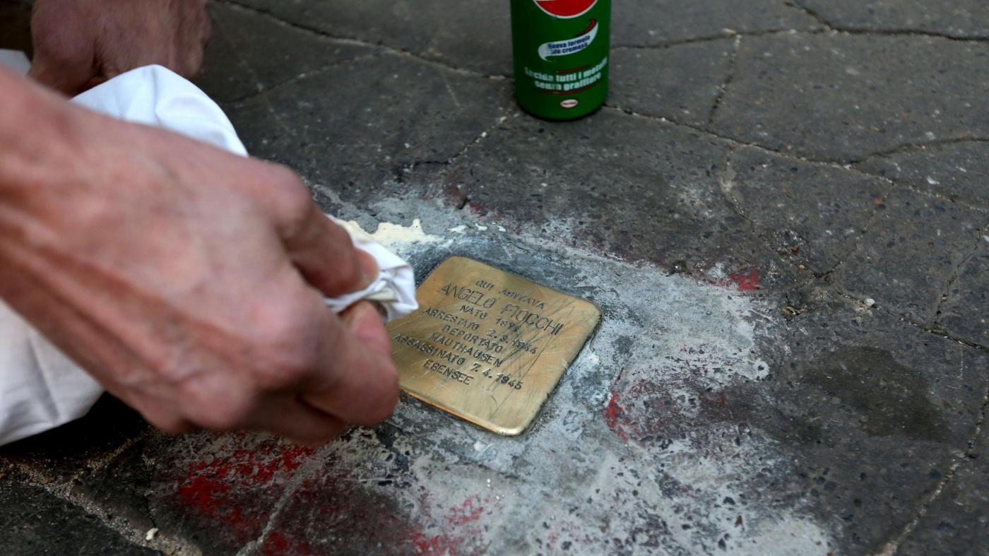 Shoah, a Milano pietra d’inciampo danneggiata dai vandali