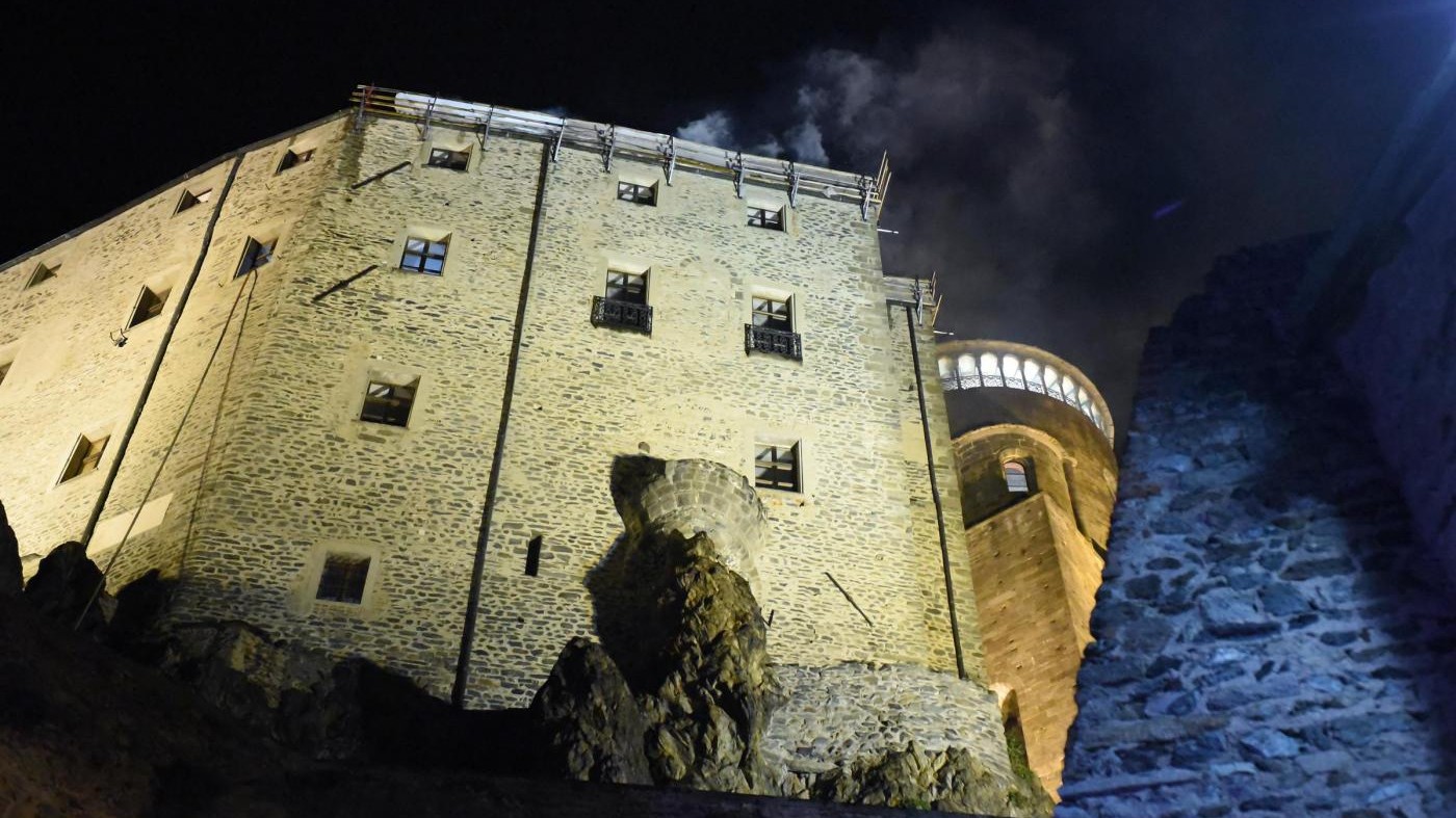A fuoco la Sacra di San Michele in Val di Susa