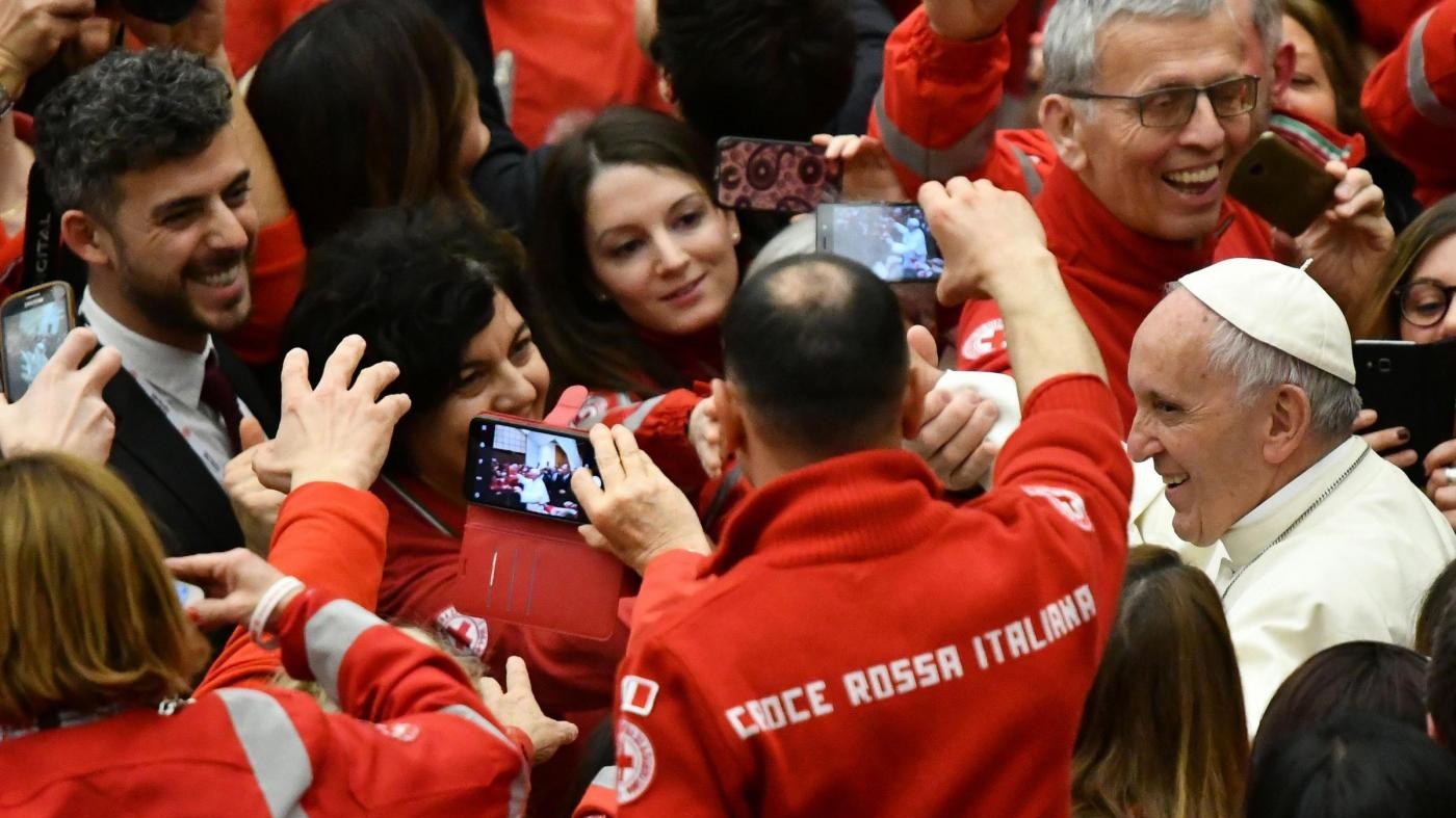 Foto e sorrisi: 6000 volontari Croce rossa dal Papa