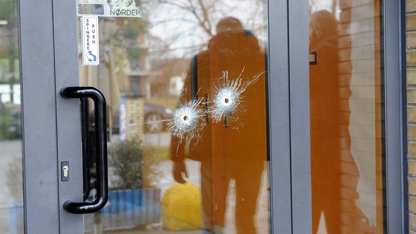 Macerata, stranieri feriti a colpi di pistola: i rilievi sul posto