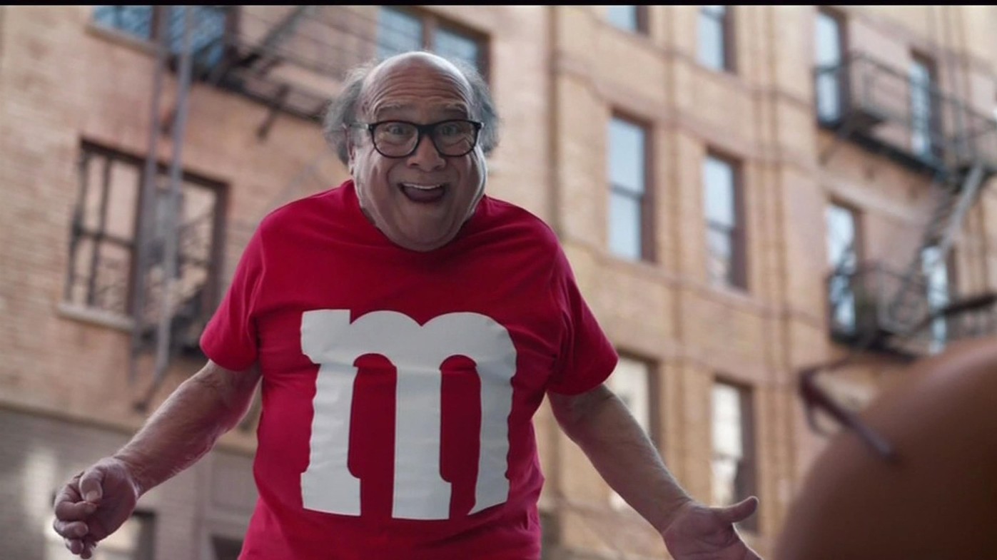 Danny DeVito diventa una M&M umana nello spot del Super Bowl