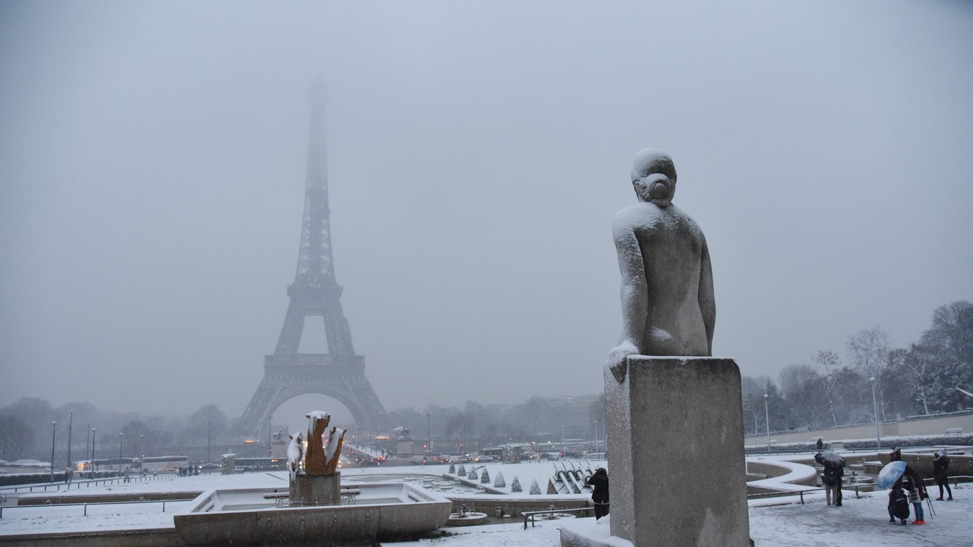 Lo spettacolo di Parigi sotto la neve: e c’è chi scia a Montmartre