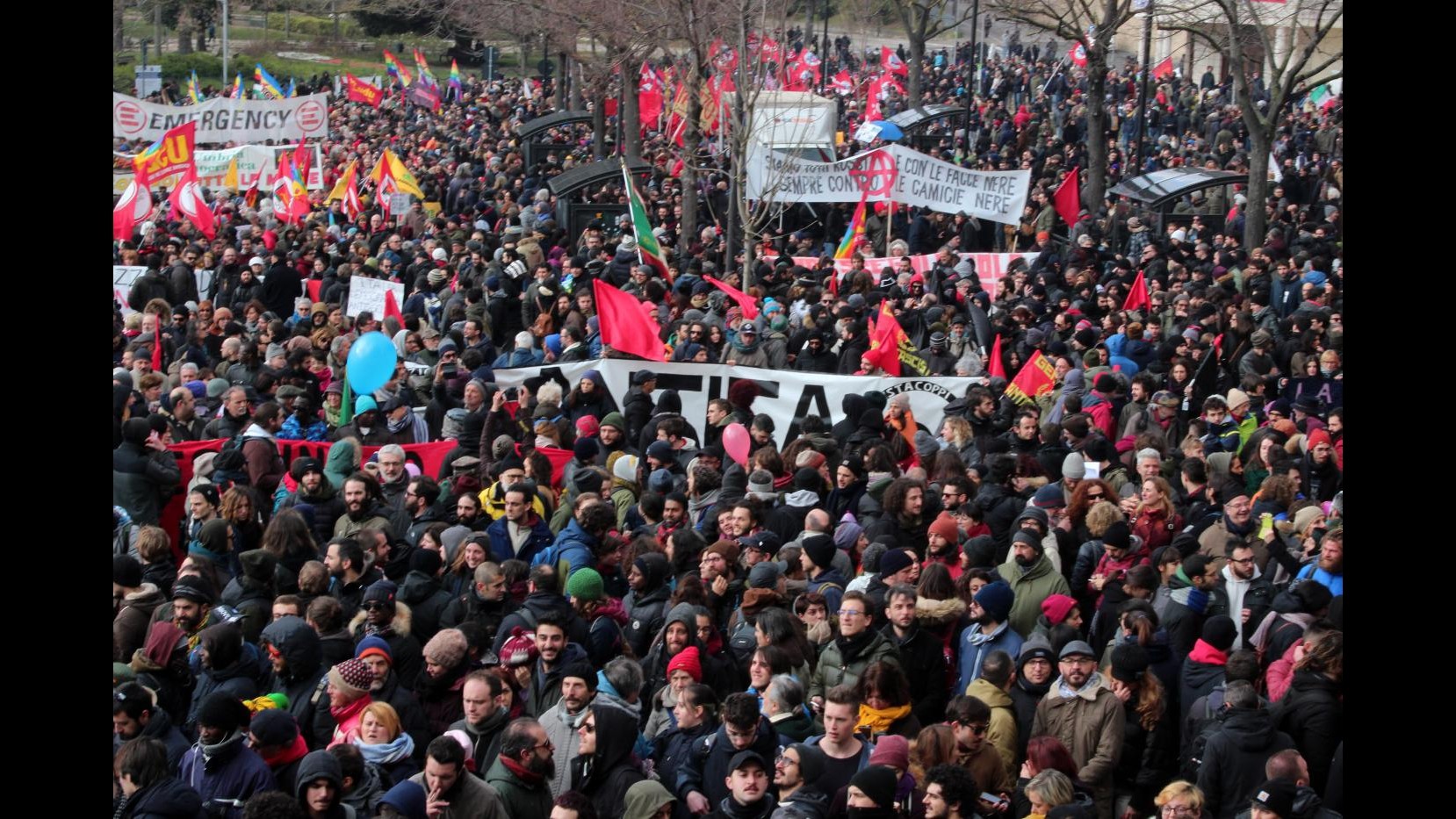 Macerata, 15mila persone al corteo antifascista: la città è blindata