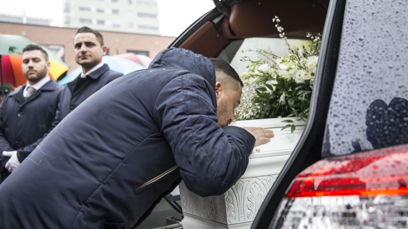 Torino, i funerali della piccola Bea. In chiesa supereroi e fiori bianchi