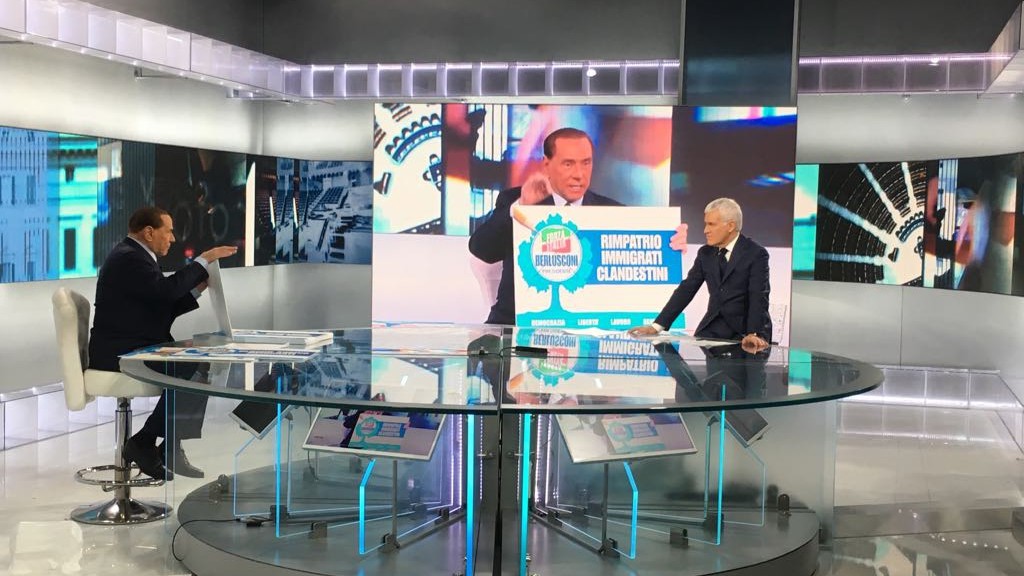 La campagna elettorale di Berlusconi: slogan sui cartelli azzurri